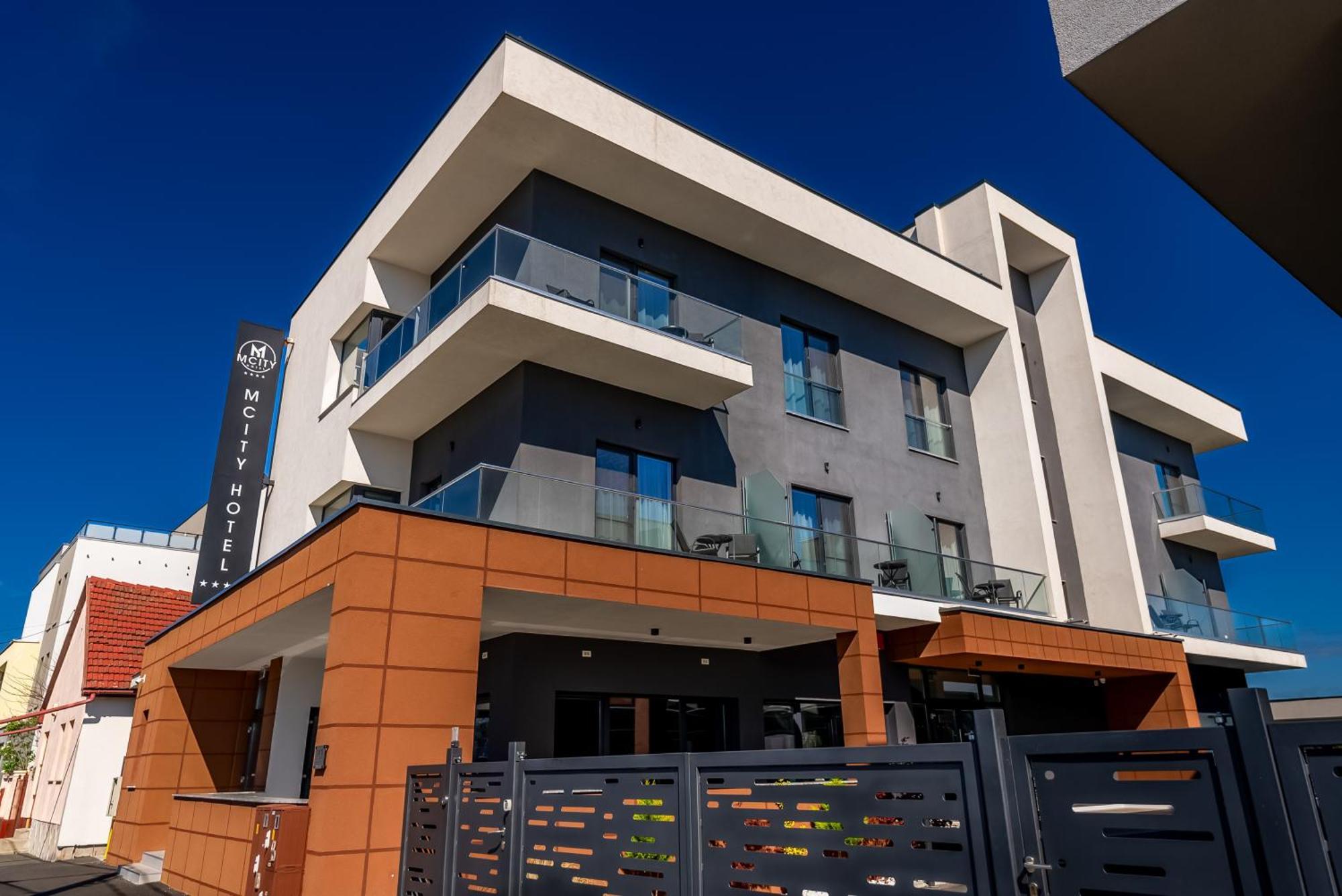 M City Aparthotel Arad Exterior foto