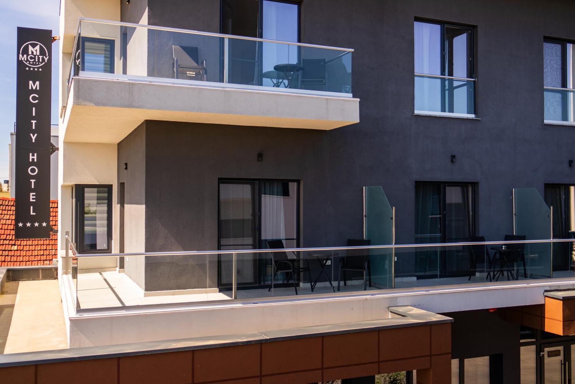M City Aparthotel Arad Exterior foto