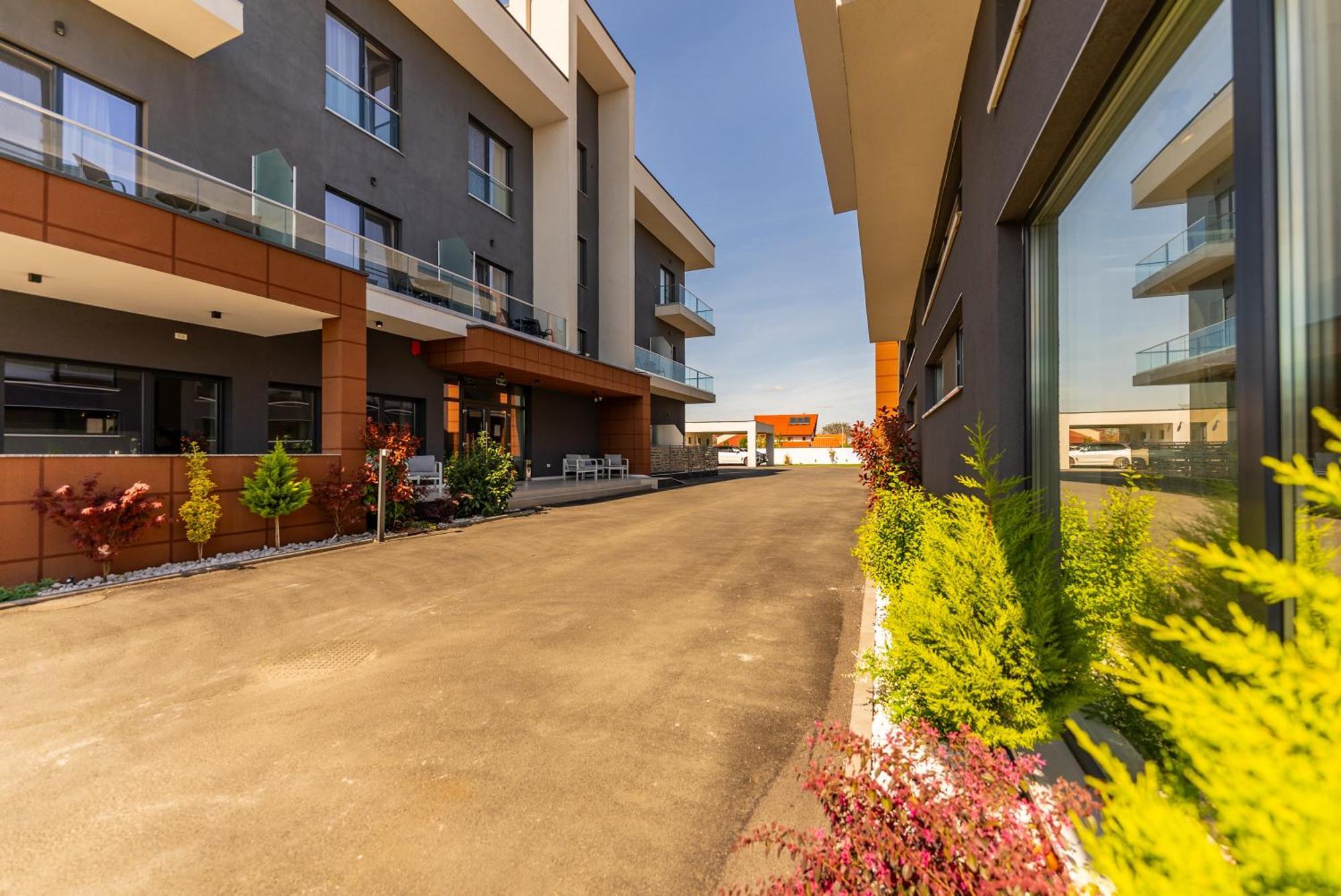 M City Aparthotel Arad Exterior foto